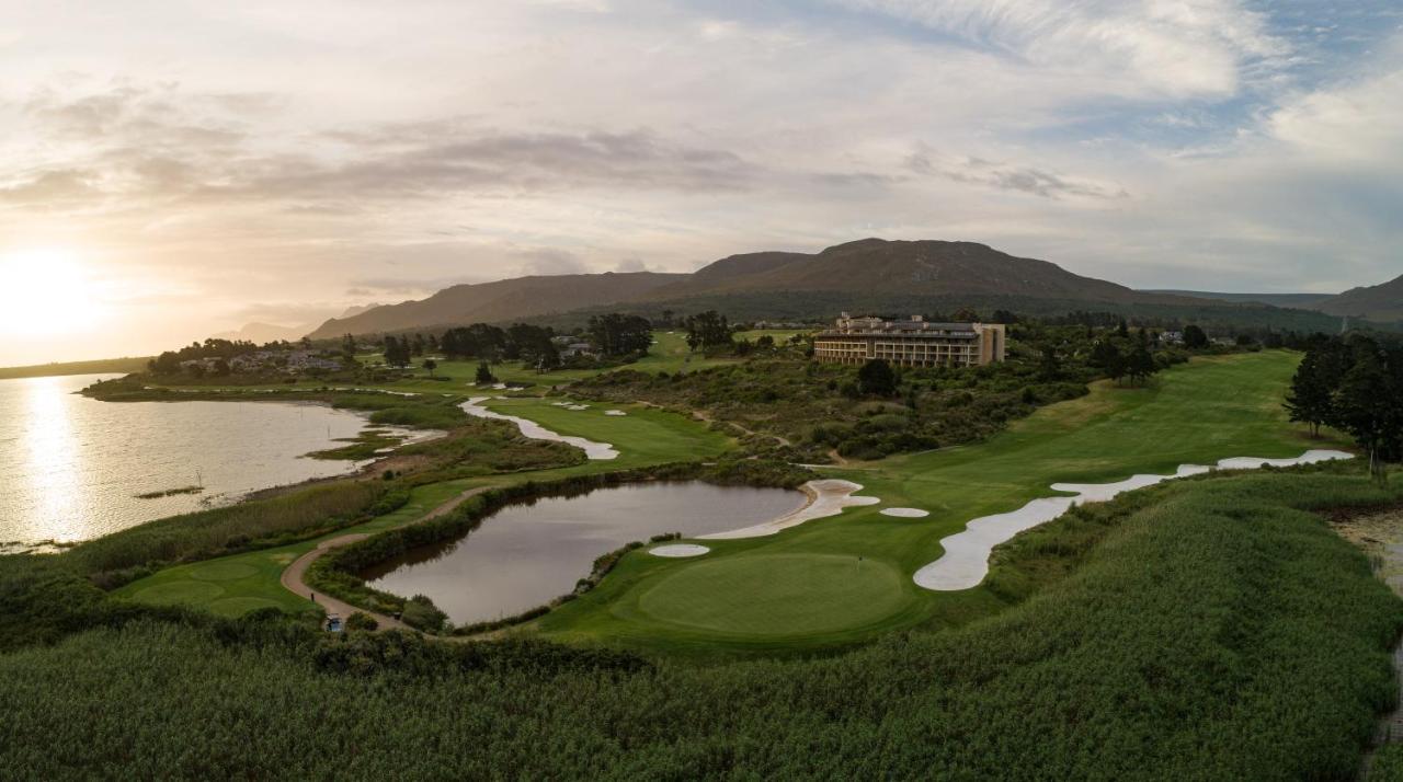 Arabella Hotel, Golf And Spa Hermanus Exteriér fotografie The 18th hole at Pebble Beach