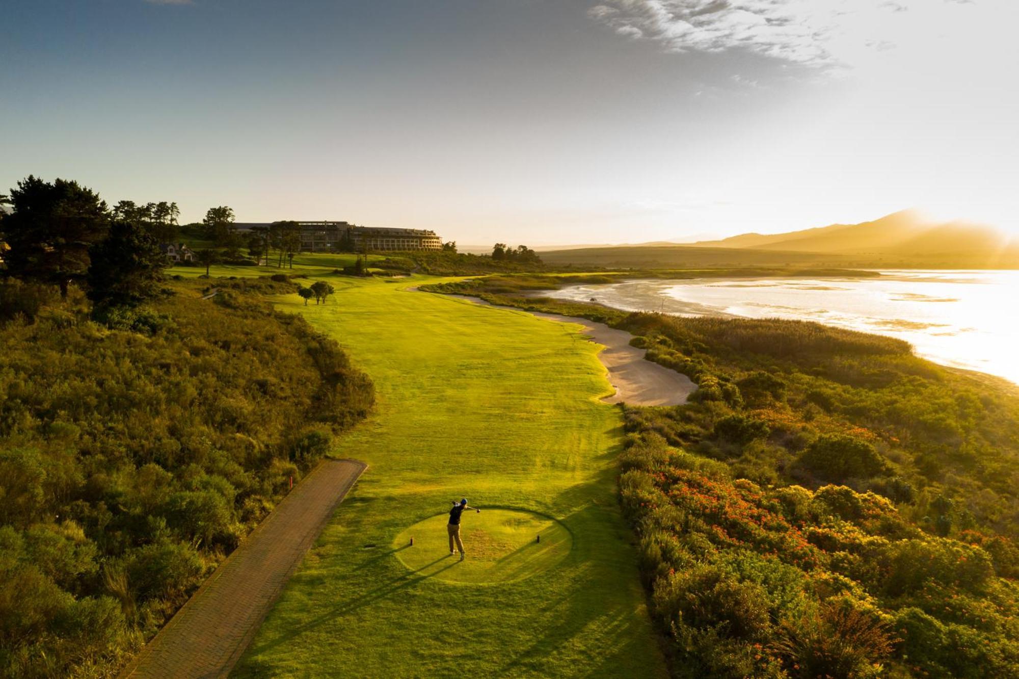 Arabella Hotel, Golf And Spa Hermanus Exteriér fotografie The 18th hole at the Links at Spanish Bay